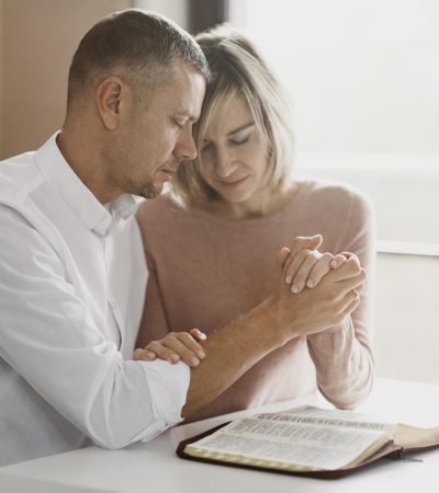 wife-husband-praying-together-home